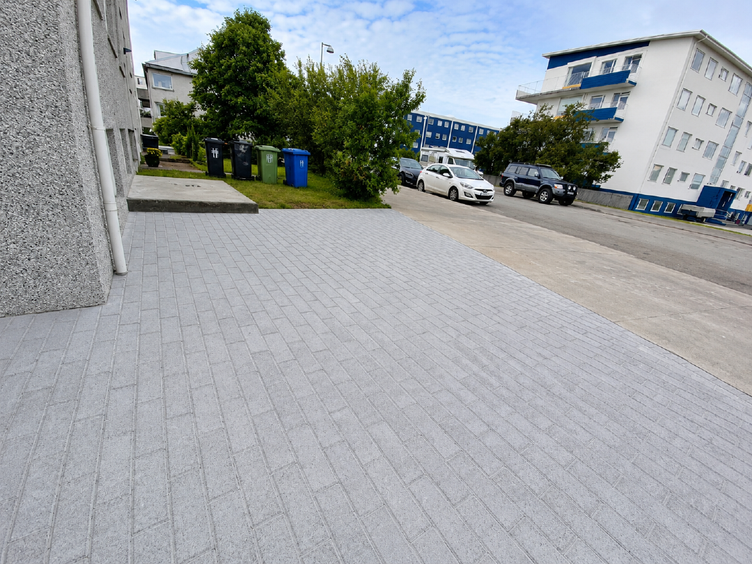 Fullkláruð hellulögn við fjölbýlishús og aðkomu